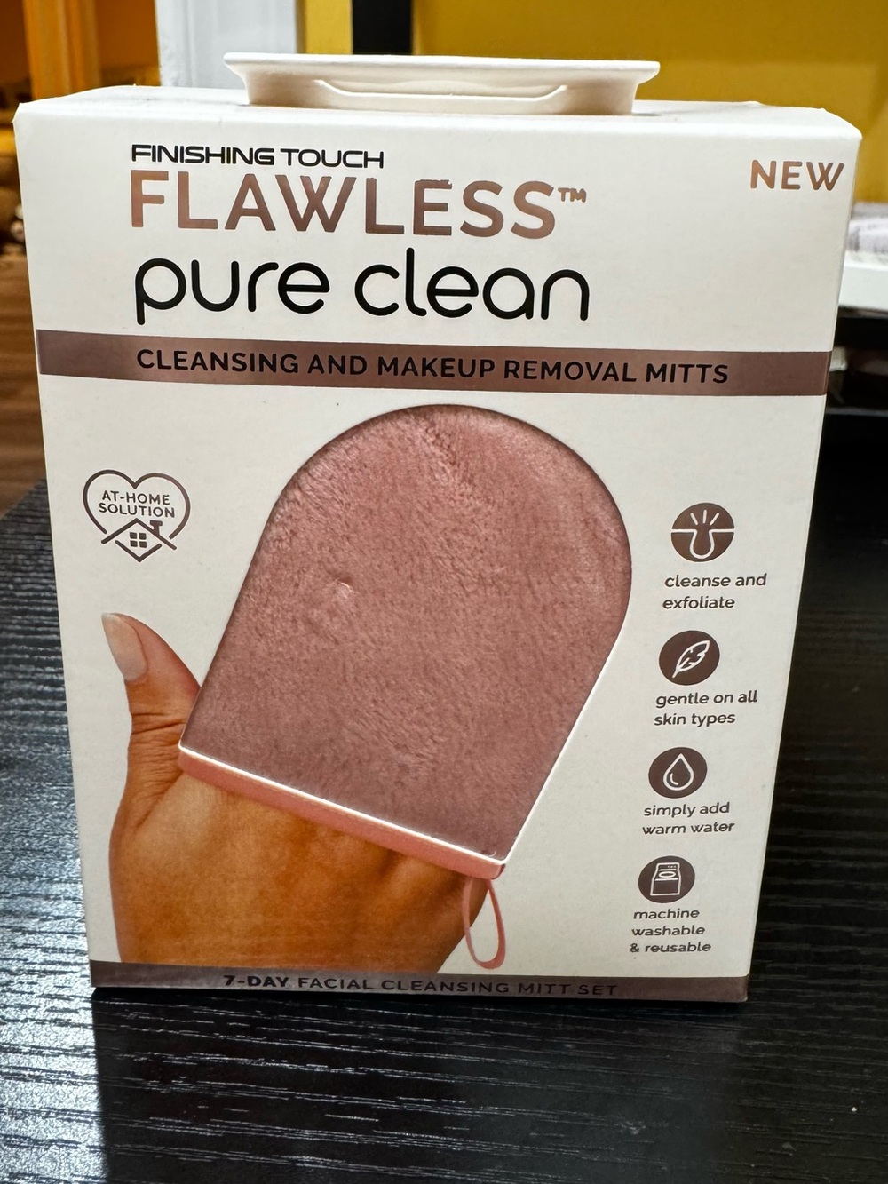 Finishing Touch Flawless Pure Clean Rose Pink Cleansing & Makeup Removal Mitt